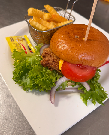 Crispy Chicken burger met patat