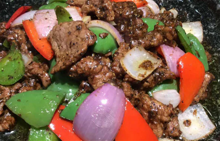 Gesneden beef met zwarte peper saus