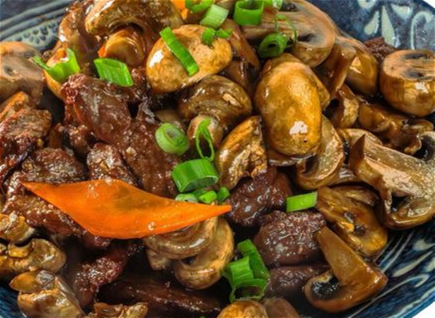 Gesneden beef met champignons