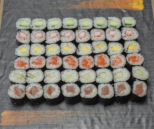 Menu E:       8x Maki komkommer, 8x Maki ananas, 8x Maki zalm, 8x Maki meloen, 8x Maki krab, 8x Maki tonijn.