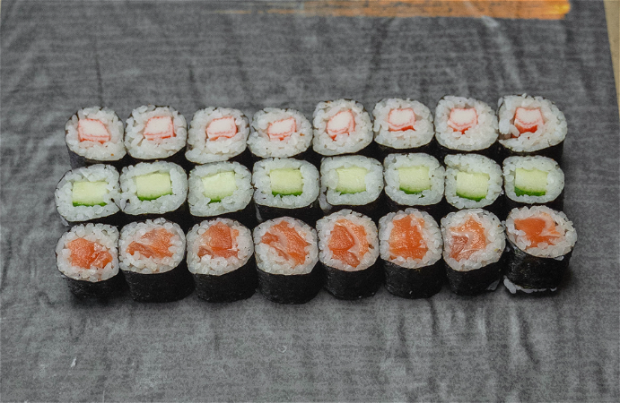 Menu D:      8x Maki komkommer, 8x Maki krab, 8x Maki zalm. 