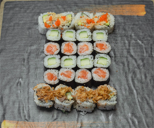 Menu C:      4x Spicey beef roll, 4x Salmon dragen roll, 8x Maki zalm, 8x Maki komkommer.