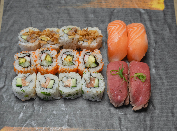 Menu B:      4x Maki california, 4x Nieuwe chef special, 4x Spicey beef roll, 2x Nigiri zalm, 2x Nigiri rosbief.