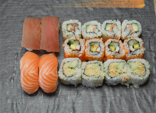 Menu A     : 4x Maki california, 4x Nieuwe chef special, 4x Crunchy roll, 2x Nigiri zalm, 2x Nigiri tonijn.