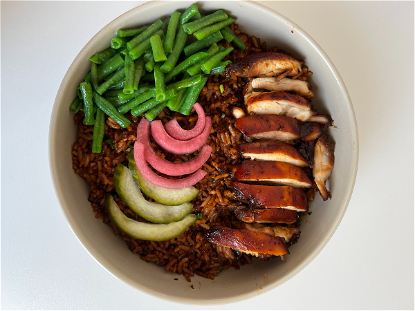 Nasi met geroosterde kippendij