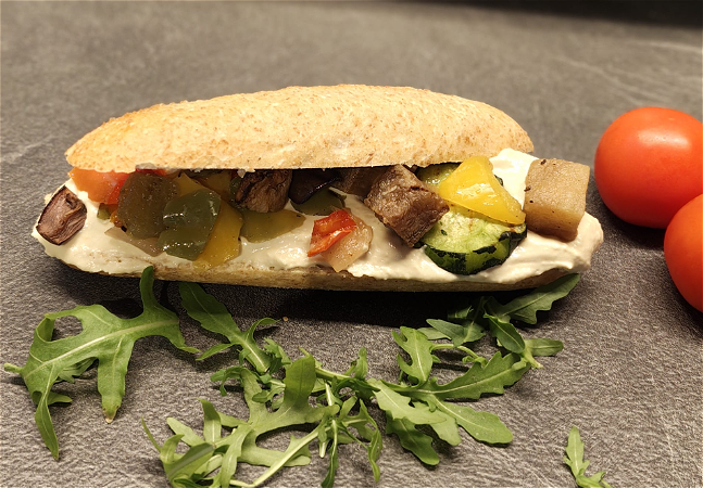 Broodje Hummus met gegrilde groente