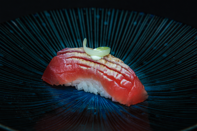 Nigiri geflambeerde tonijn