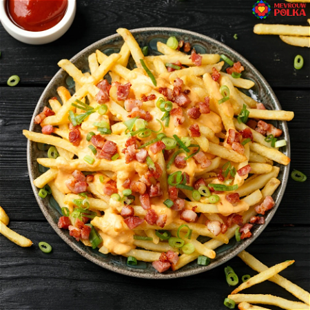 Loaded fries met spek, cheddar en mayo sriracha