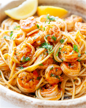 Spaghetti met garnalen, tomaten, chilli, knoflook, peterselie
