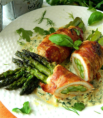 Kipfilet gevuld met groene asperges en kaas, omwikkeld met gerookt spek, met aardappelen