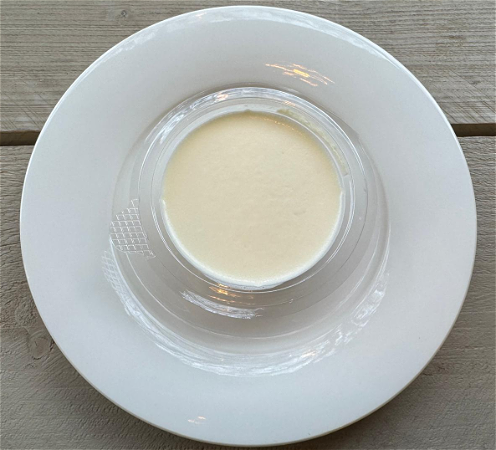 Panna cotta rode vruchten saus