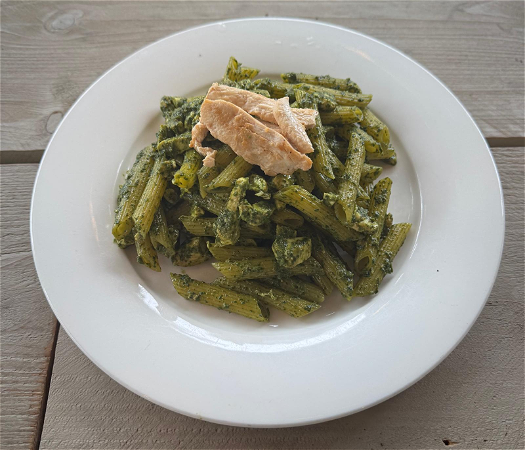 Pasta met pesto en kip