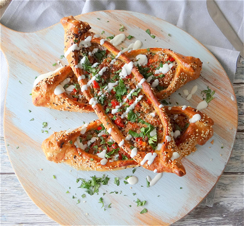 Pide met kebab lam