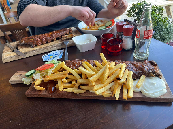 Spareribs met  𝐚𝐚𝐫𝐝𝐚𝐩𝐩𝐞𝐥𝐰𝐞𝐝𝐠𝐞𝐬, verse sla, knapperige komkommer en sappige tomaat.