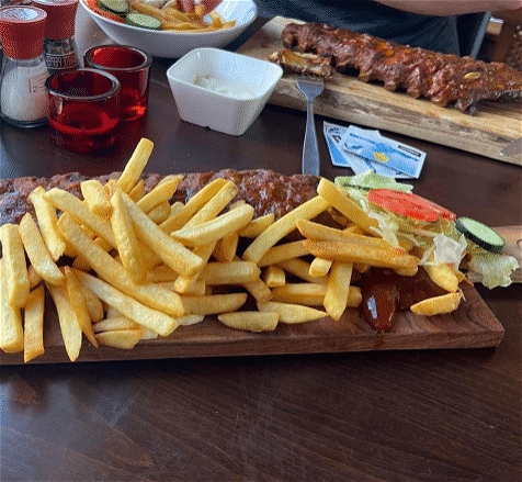 Spareribs Piri Piri  menu friet sla komkommer en tomaat 