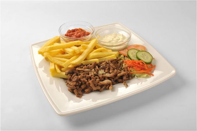 Patat met lamsshoarma met salade