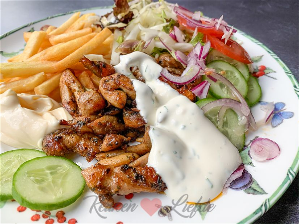 Patat met kipshoarma met salade