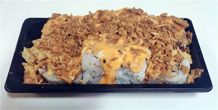 Crispy spicy california roll (4 stuk) (1+1 gratis)