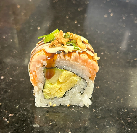 Flamed salmon roll 