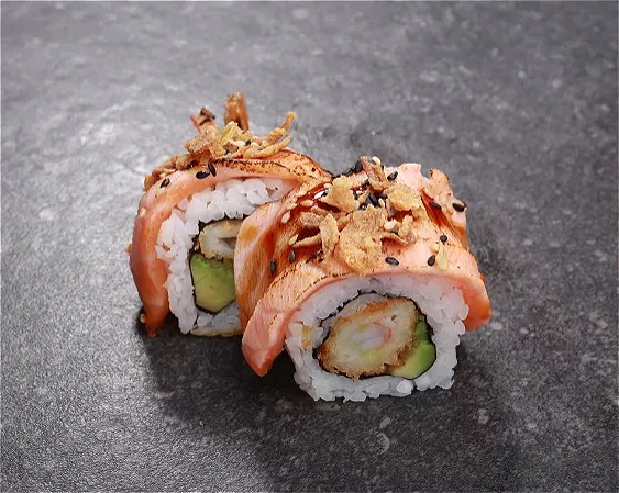 Flamed salmon roll 