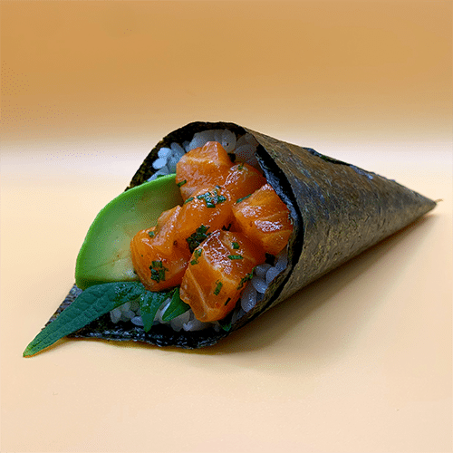 Spicy salmon temaki