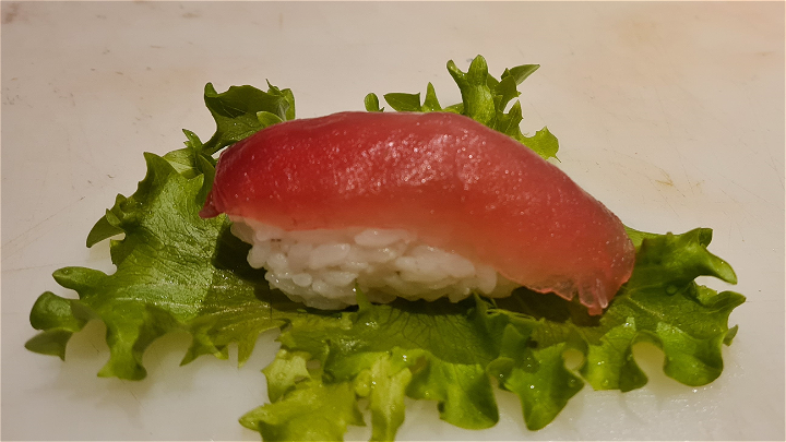 04. Maguro Nigiri (tonijn）
