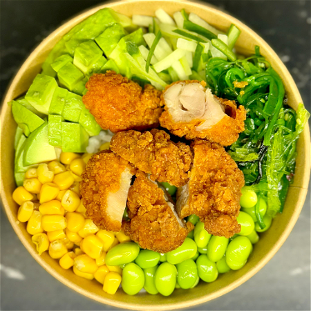 Crunchy chicken poké bowl