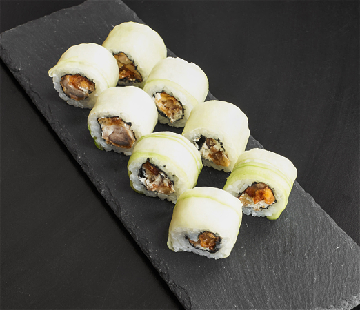 Sushi roll met kip en roomkaas 