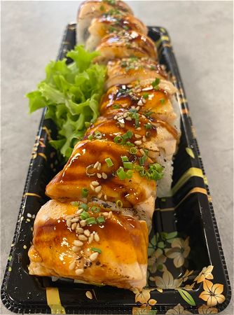 Flamed salmon roll