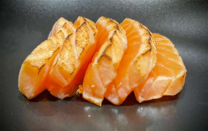 Geflambeerde zalm sashimi