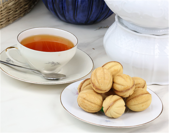 Walnut-shaped cookies with caramel 1 pieces