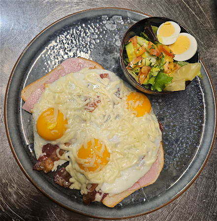 Uitsmijter ham + kaas + bacon