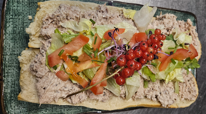 Broodje tonijn salade