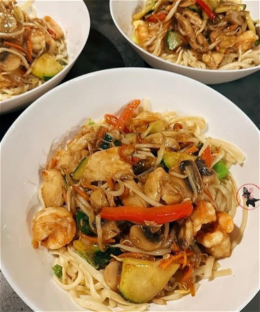 Nasi of Bami Goreng met garnalen, kip en champignons