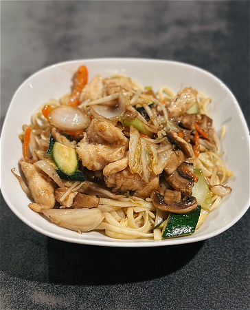 Nasi of Bami Goreng met stukjes kip en champignons