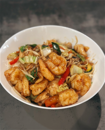 Nasi of Bami Goreng met garnalen, kip en champignons