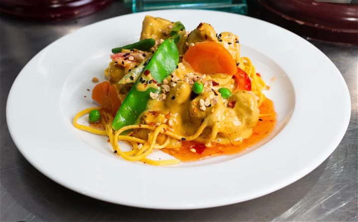 kipsaté met pindasaus met (Nasi of Bami)