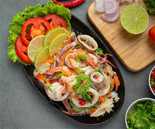 Pittige zure vermicelli salade met garnalen