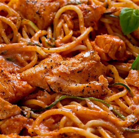 Pasta all  Salmone in roomtomaten saus