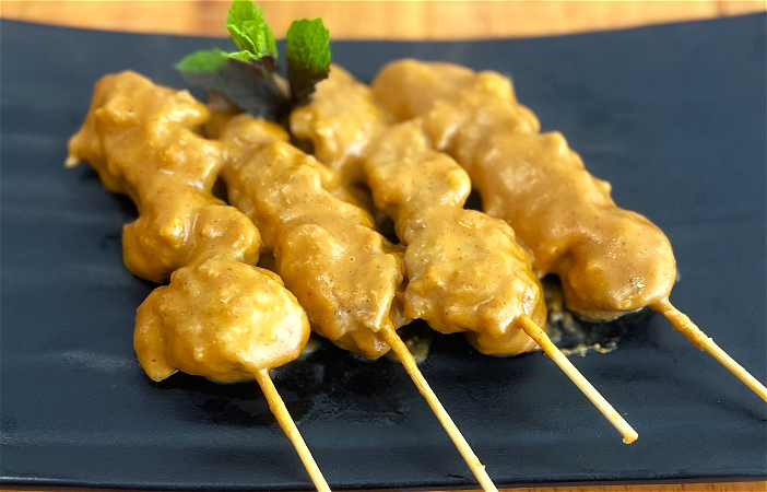 4x kipspiesjes met zelfgemaakt pindasaus