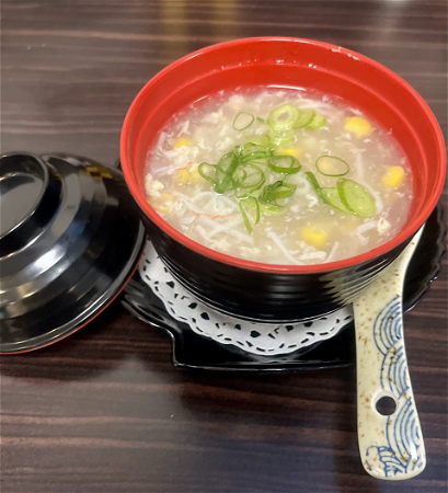 Gebonden soep met surimi krabstick