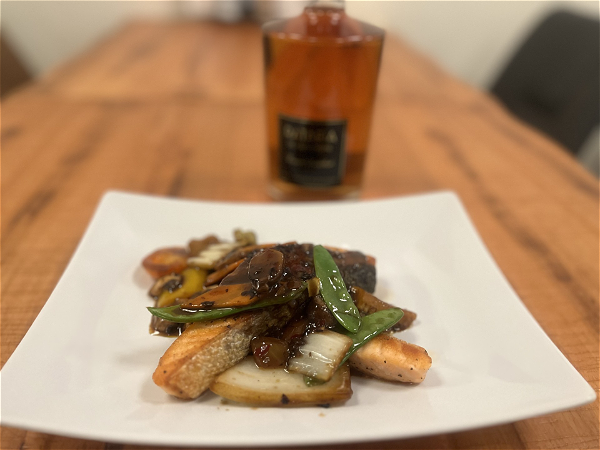 Licht geb Zalm met zwarte bonen saus en groenten