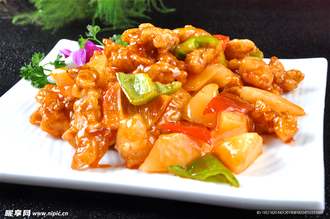 Geb.kippendij met verse ananas in zoetzure saus