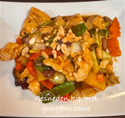 Geneden kip met gongbao saus en noten 
