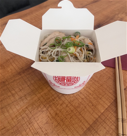 Wok Kip met groenten sauzen naar keuze